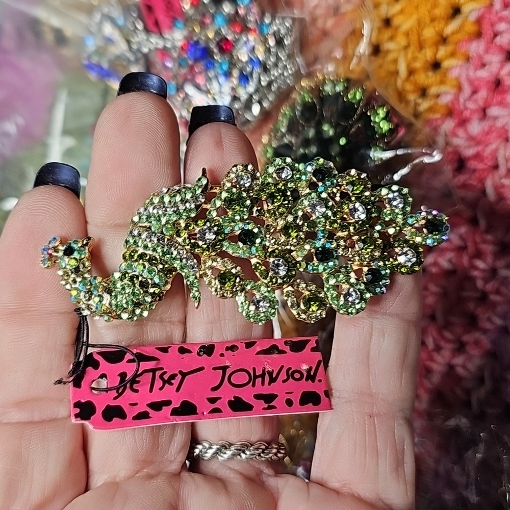 Betsey Johnson Elegant Green and Gold Crystal Brooch